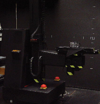 Figura 3. Nell’immagine si vede un fotogoniometro, strumento di laboratorio formato da una tavola capace di ruotare lungo due assi e da un rilevatore posto ad una certa distanza collegati entrambi ad un PC. Le pareti del laboratorio sono dipinte di nero per ridurre le riflessioni.